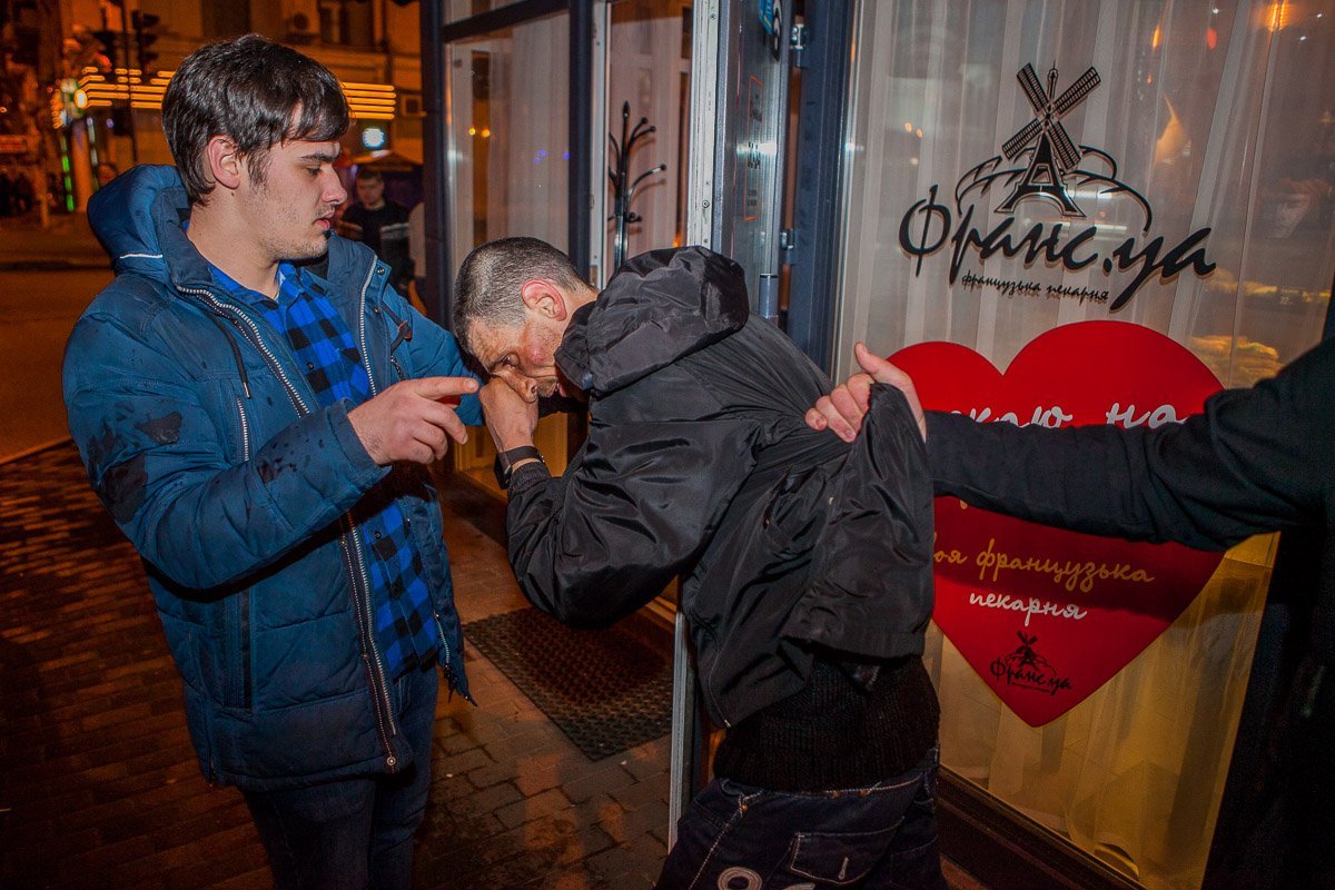 Мужчина пытался укрыться от гнева таксистов в заведении Мужчина пытался укрыться от гнева таксистов в заведении