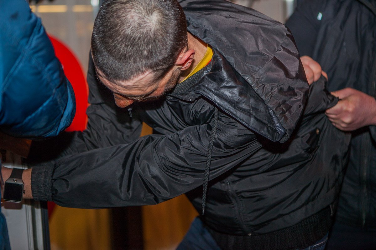 Сам мужчина утверждал, что очень спешил в уборную, потому и бежал через перекресток Сам мужчина утверждал, что очень спешил в уборную, потому и бежал через перекресток