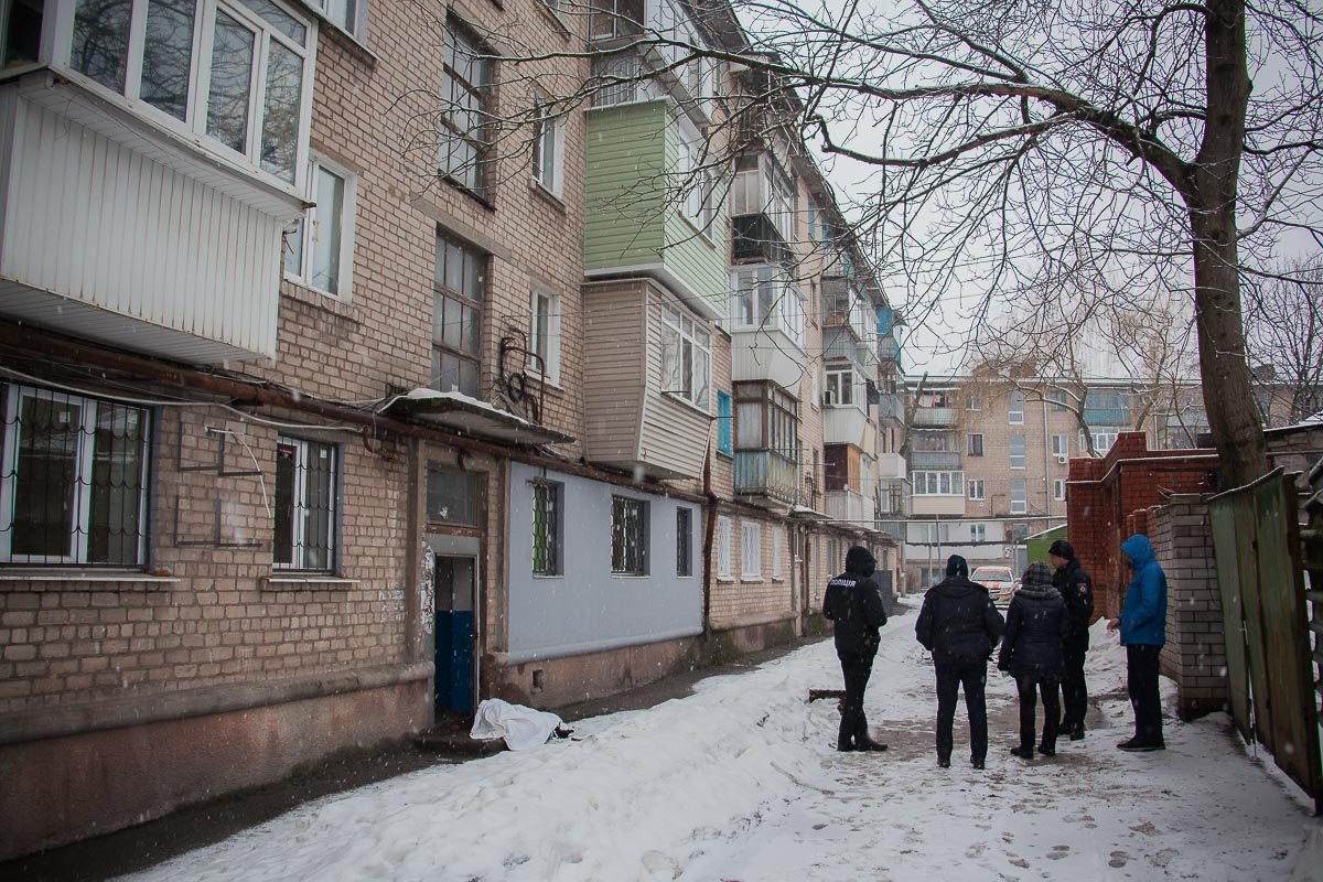 Тело умершего находилось у подъезда жилого дома Тело умершего находилось у подъезда жилого дома