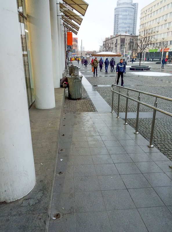 Прохожие лишь оглядывались