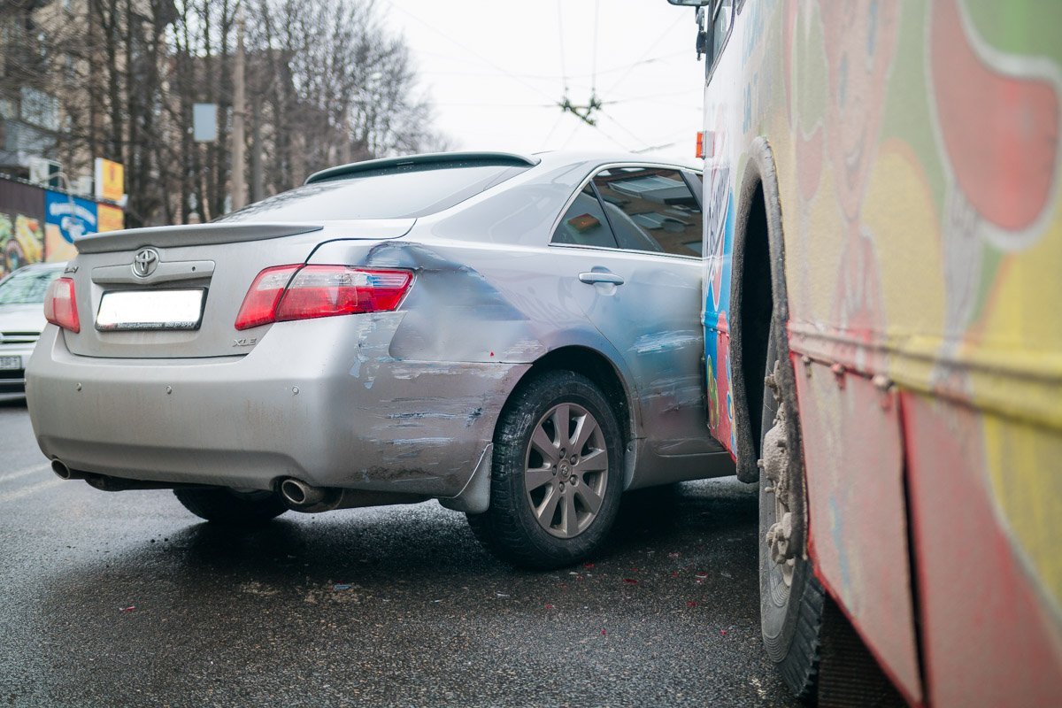 В результате столкновения поврежден кузов Toyota В результате столкновения поврежден кузов Toyota