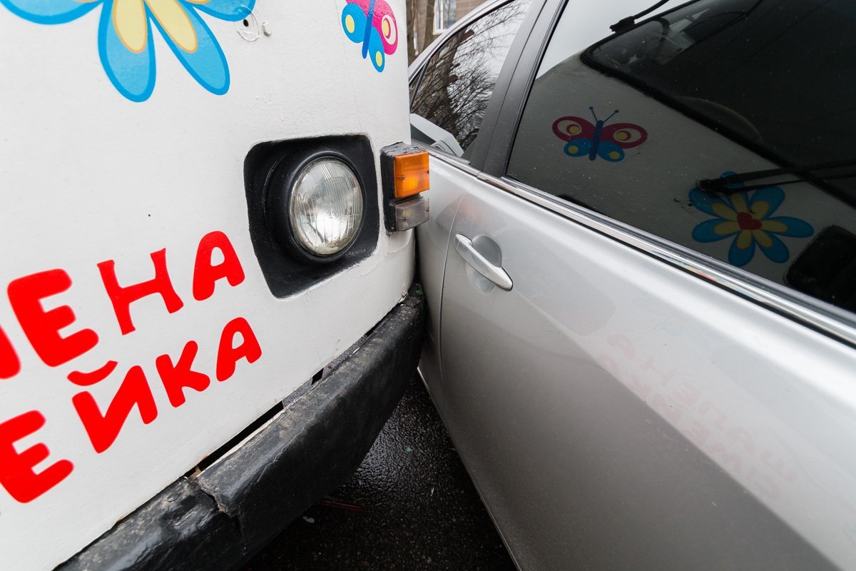 Троллейбус "отделался" легкими царапинами Троллейбус "отделался" легкими царапинами