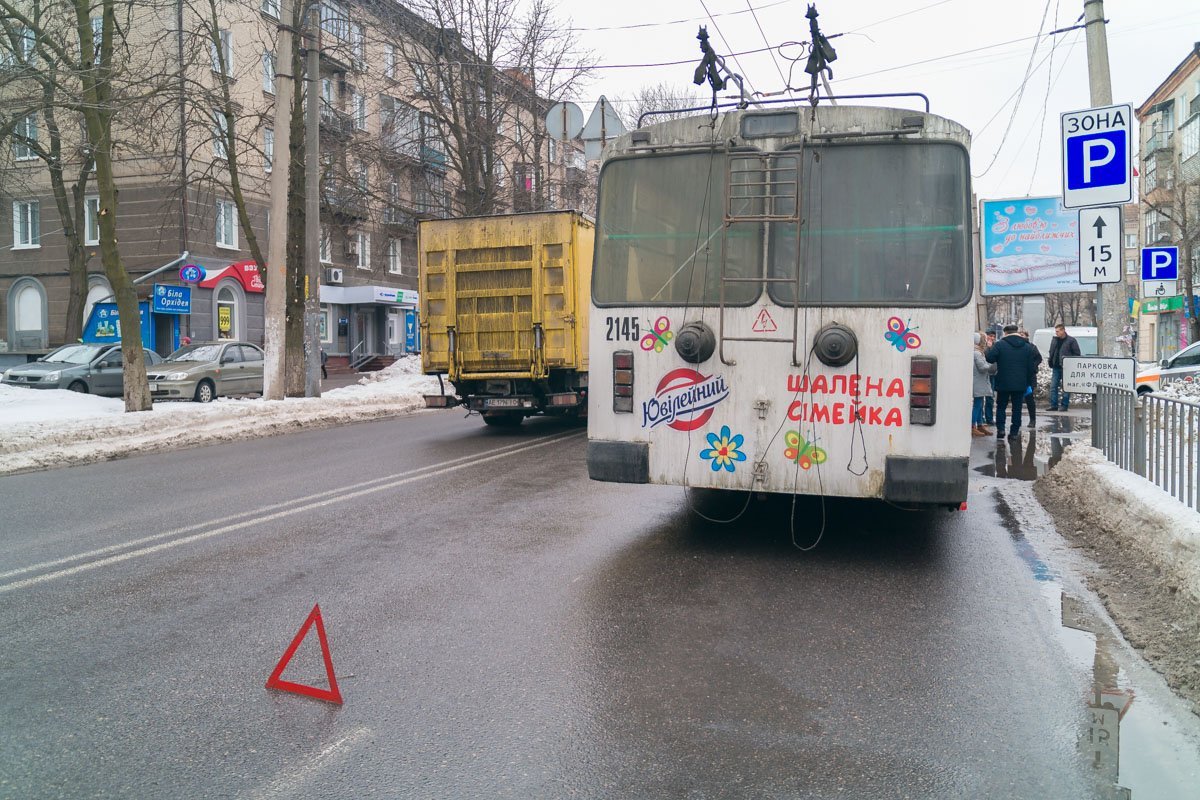 На место аварии вызвали полицейский патруль На место аварии вызвали полицейский патруль