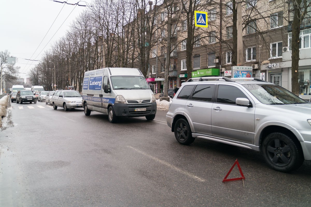 Движение автомобилей по улице Титова в сторону проспекта Александра Поля слегка затруднено Движение автомобилей по улице Титова в сторону проспекта Александра Поля слегка затруднено