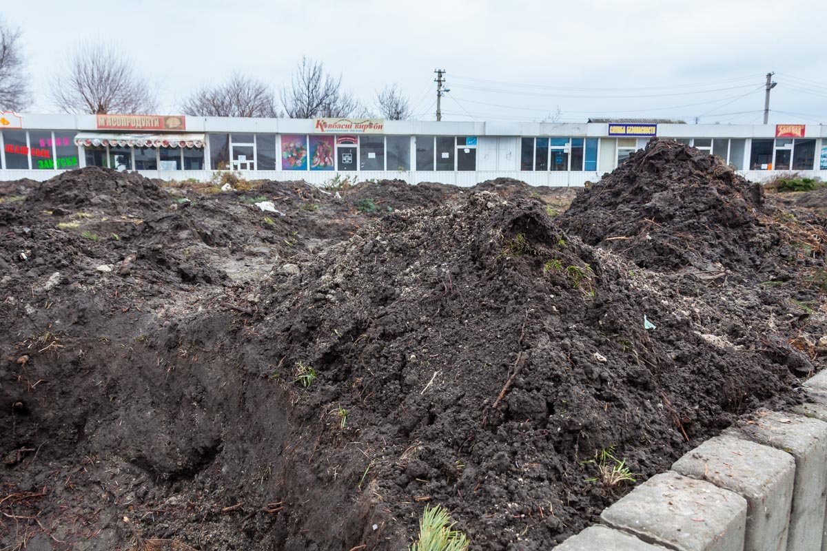 Продавцы здешних киосков рассказали, что им выдвинули условие - освободить помещения до 31 марта