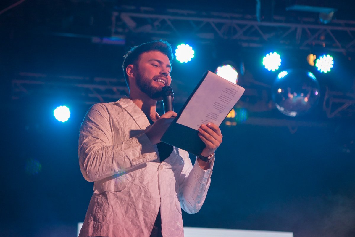 Ведущий яркого вечера