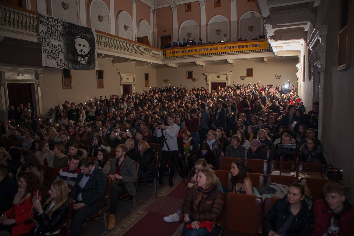 В зале яблоку было негде упасть