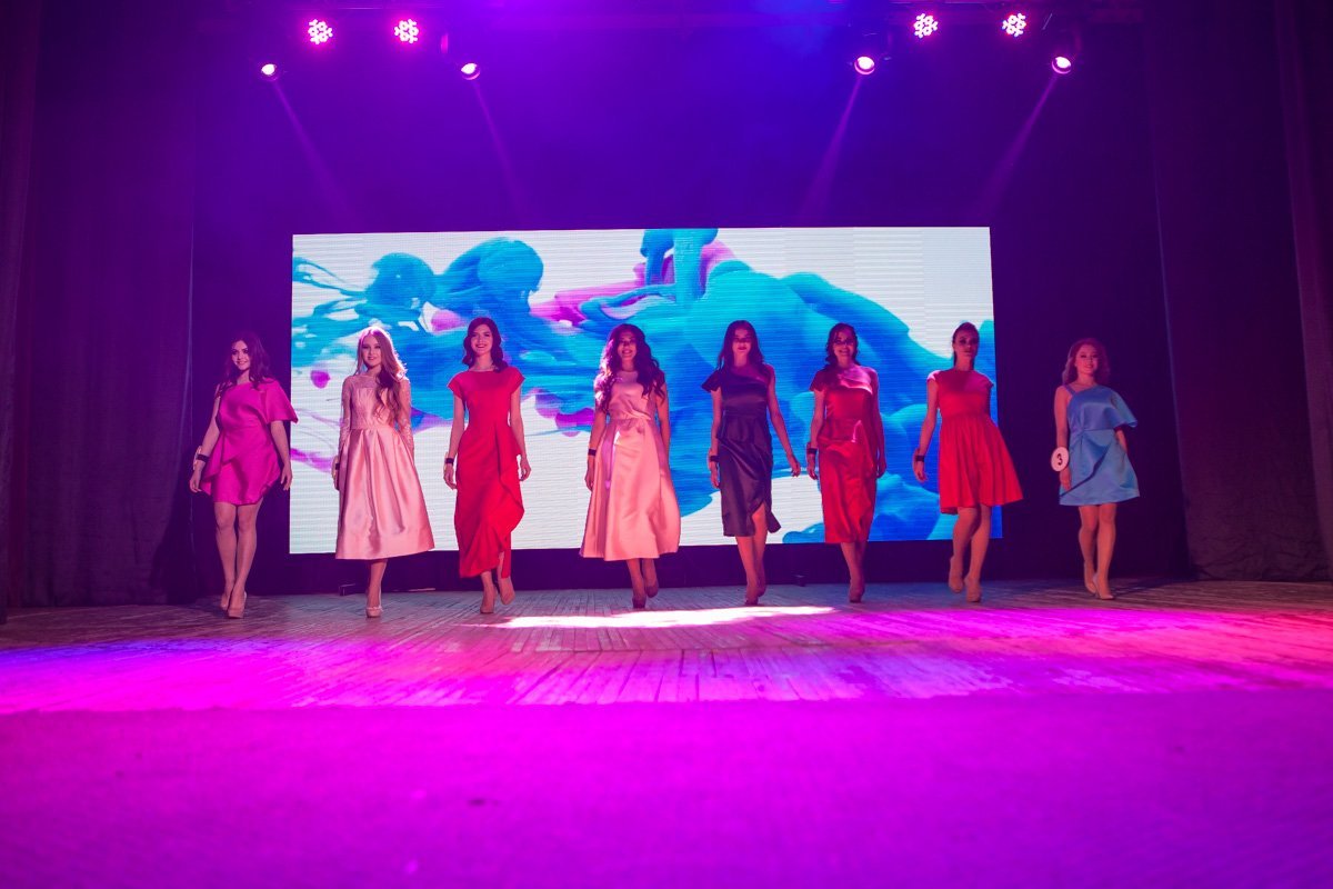 Очаровательные девушки в своих лучших нарядах