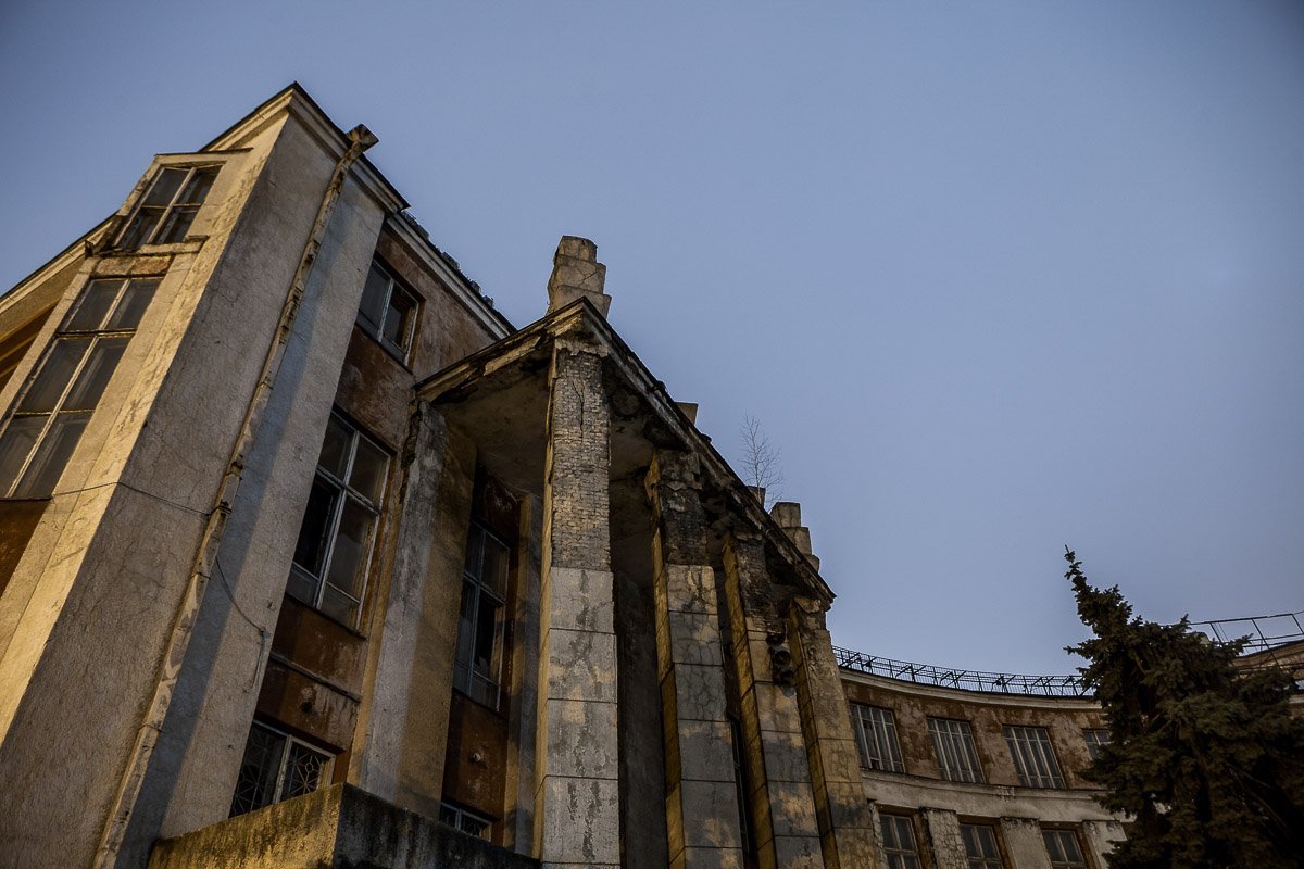 Сейчас дворец находится в полуразрушенном состоянии