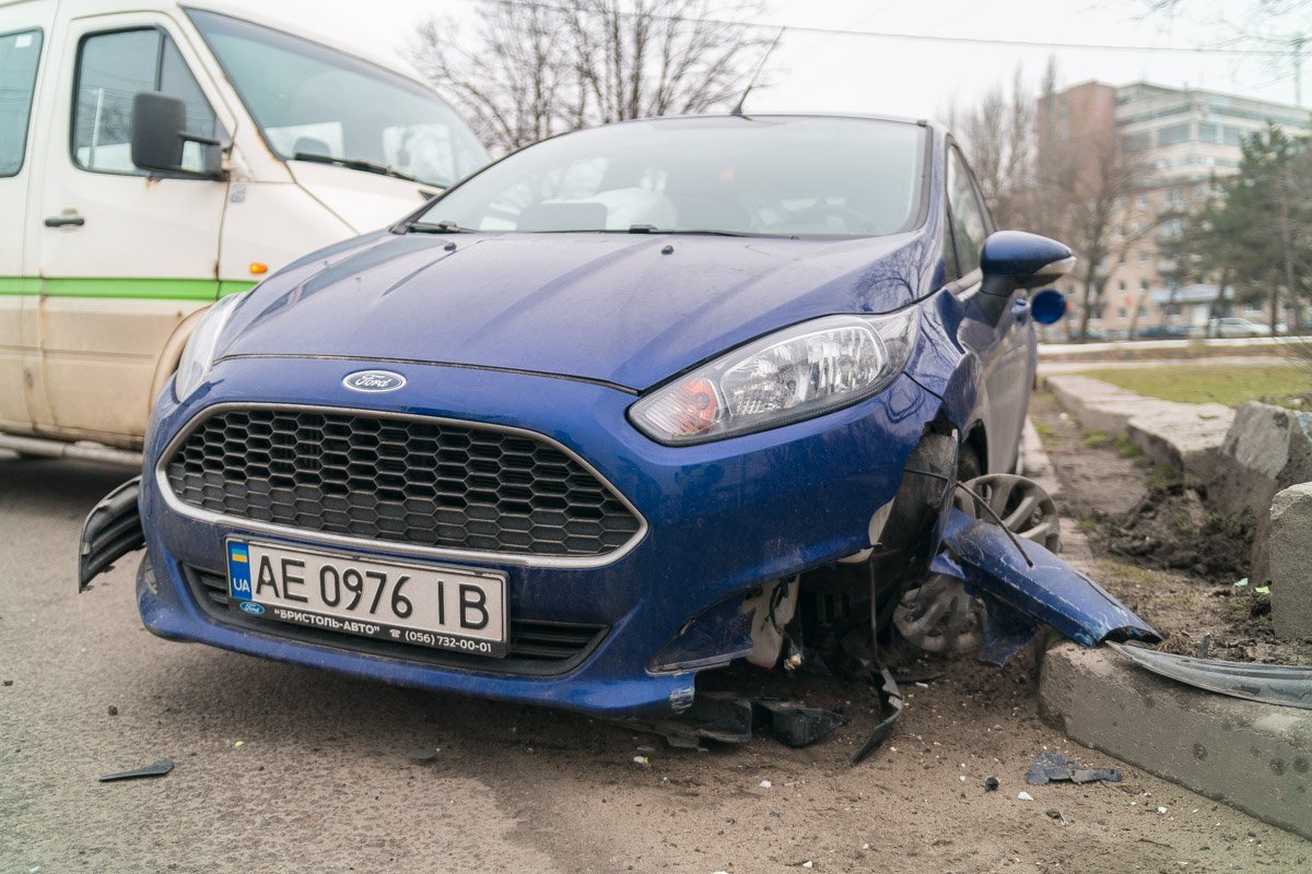 30 марта на Набережной Заводской возле Амурского моста столкнулись маршрутное такси № 60 и автомобиль Ford