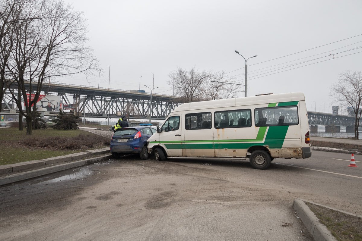 На месте работают сотрудники патрульной полиции