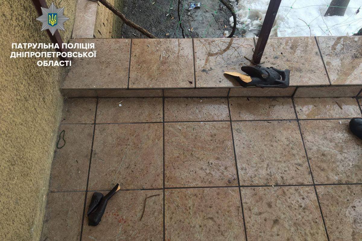 Один из сотрудников фирмы ударил нападавшего деревянной статуэткой Один из сотрудников фирмы ударил нападавшего деревянной статуэткой
