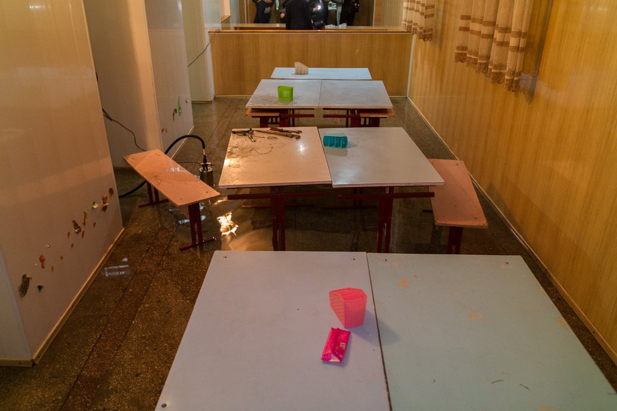 Откачивать воду из столовой приходится каждый день Откачивать воду из столовой приходится каждый день