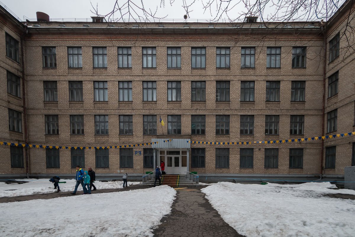 Ученики вместе с родителями мирно возвращается домой Ученики вместе с родителями мирно возвращается домой