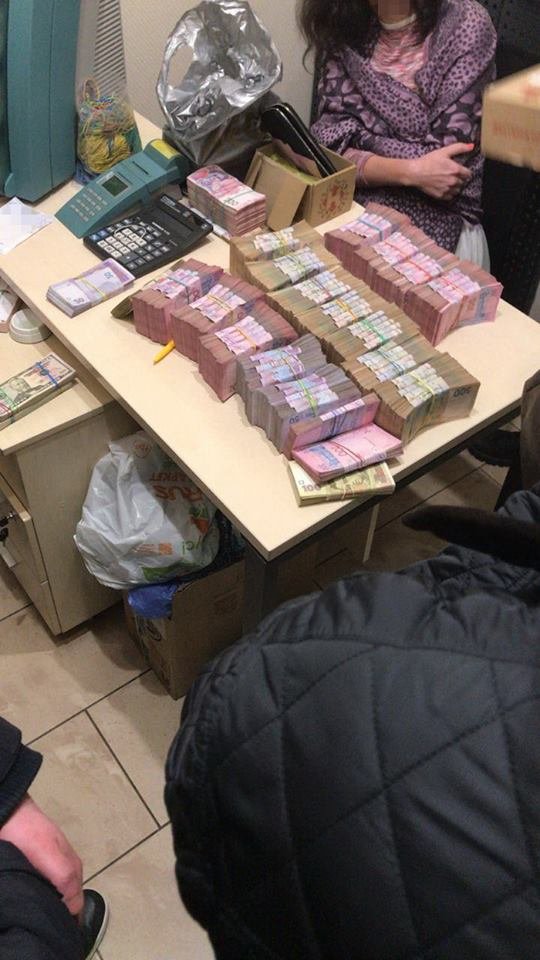 Наличные гривны, которые в дальнейшем конвертировали в иностранную валюту