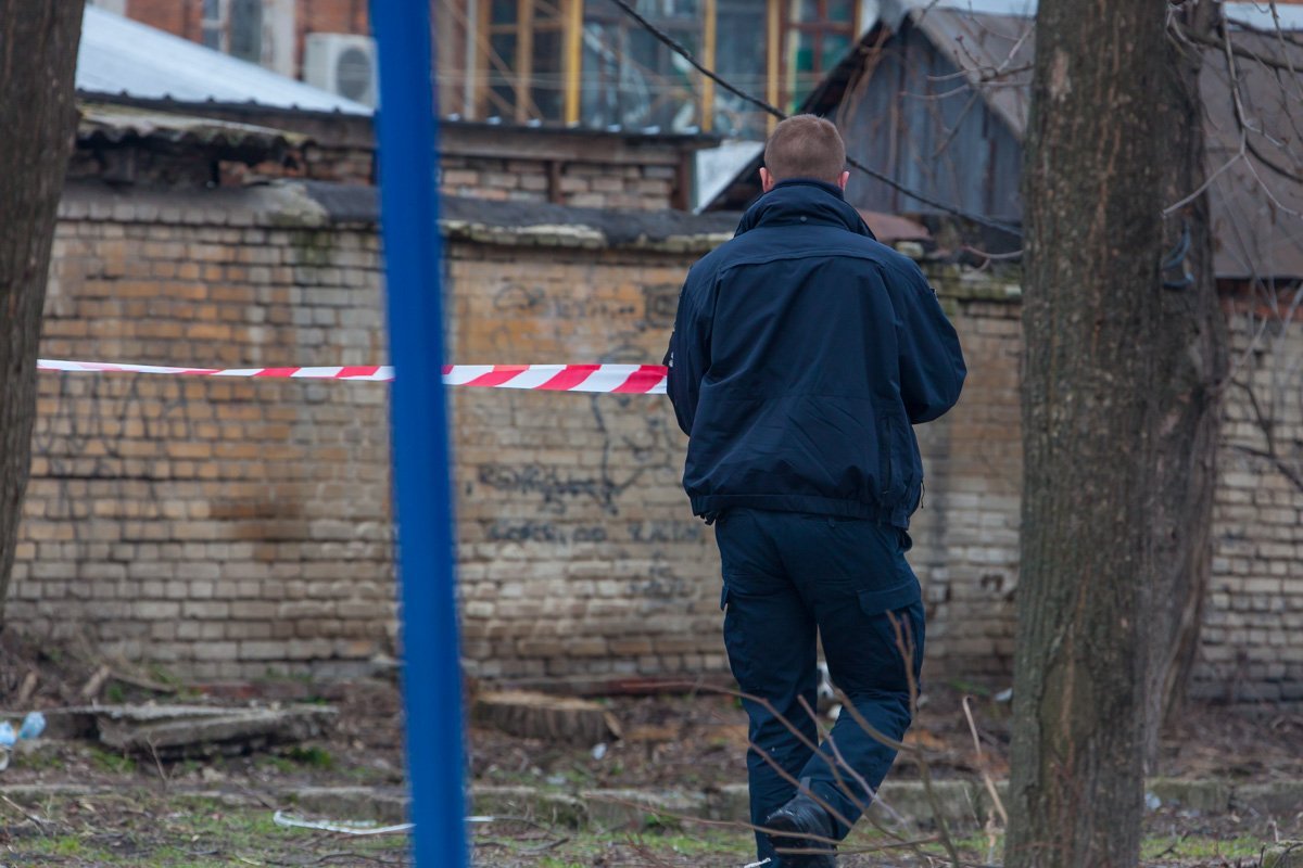 Территорию оцепили, на месте работают правоохранители.