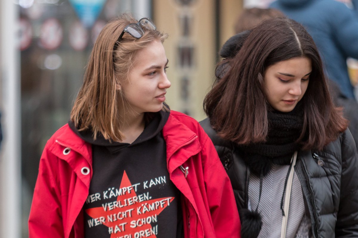 Люди приближают весну легкими куртками Люди приближают весну легкими куртками