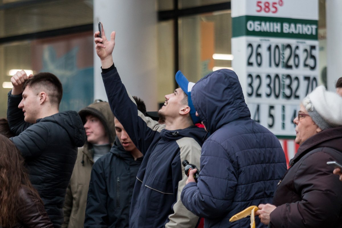 Когда понимаешь, что в твое селфи должна попасть мимо проходящая бабуля Когда понимаешь, что в твое селфи должна попасть мимо проходящая бабуля