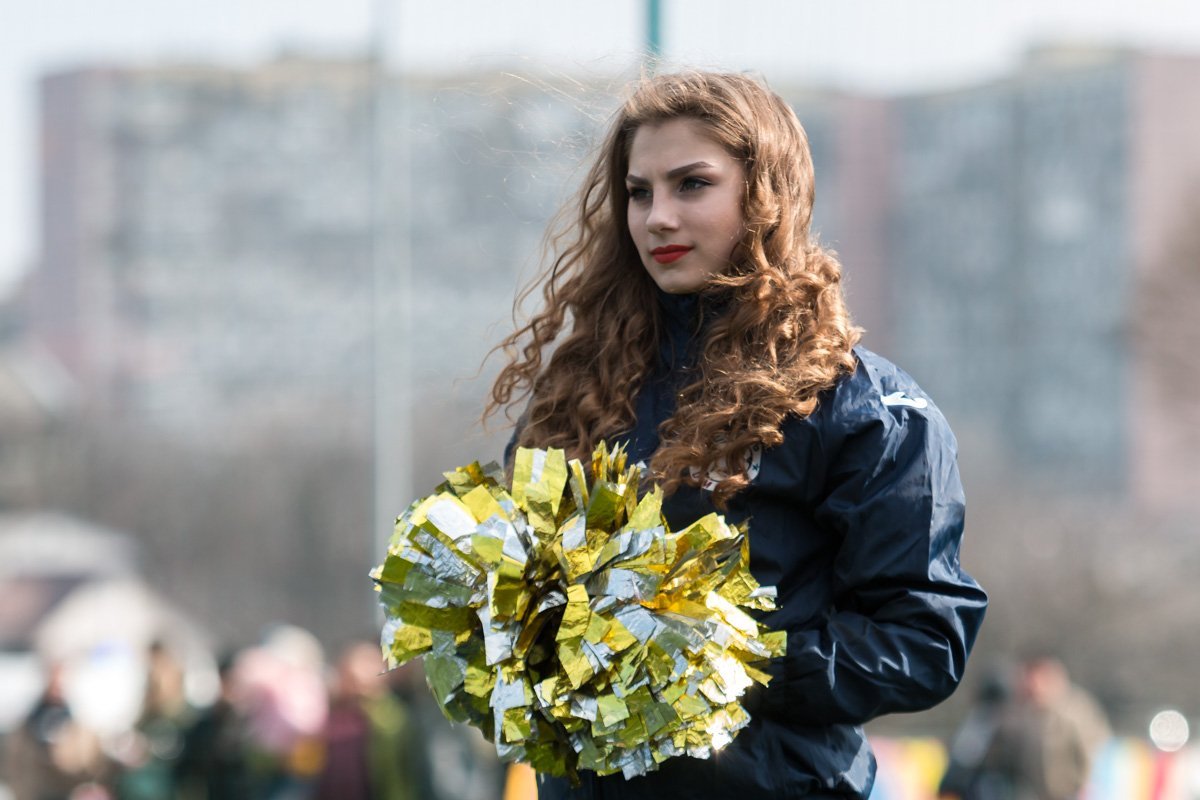 Команды поддерживали чирлидеры