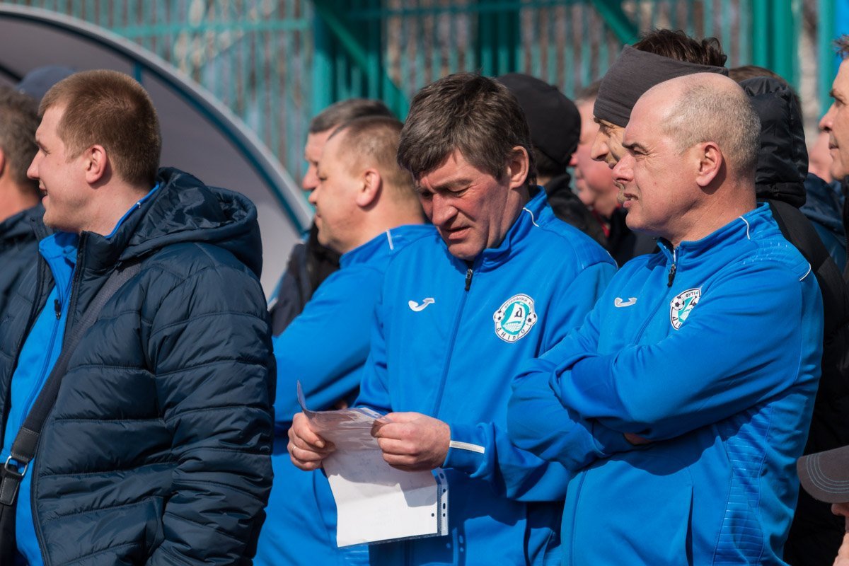 На стадионе собрались почитатели футбола, болельщики клубов и просто неравнодушные к футбольной истории города