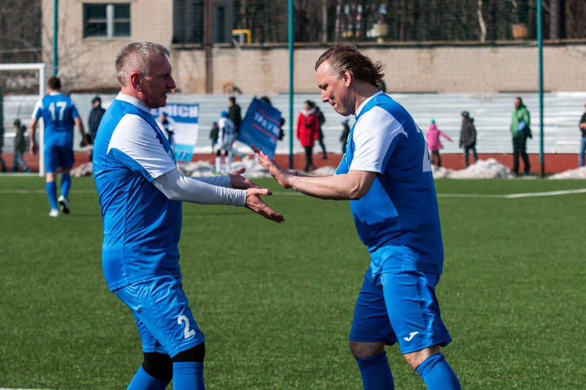 Настоящие фанаты футбола с радостью делали селфи с любимыми игроками и болели за обе команды одновременно