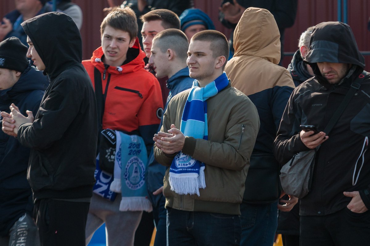 На стадионе собралось более сотни болельщиков