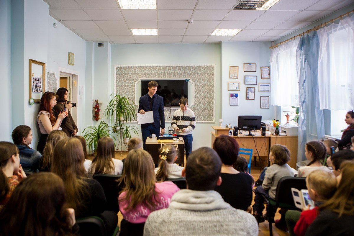 Своим первым фокусам Андрей учился именно из книг