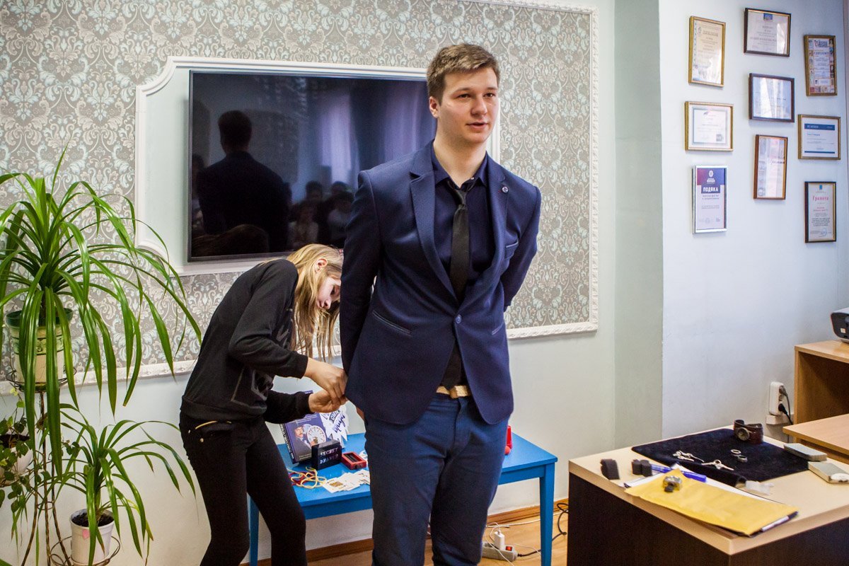 В арсенале Андрея очень много трюков, как, например, связывание, ментализм, чтение мыслей с книгами и без