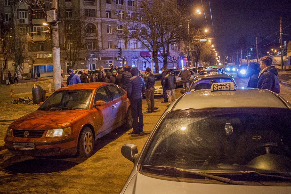 Защищать имущество водителя приехали около 20-и водителей разных служб такси Днепра