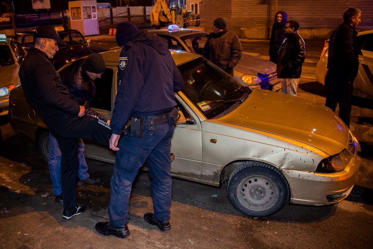 Патрульные изучают повреждения