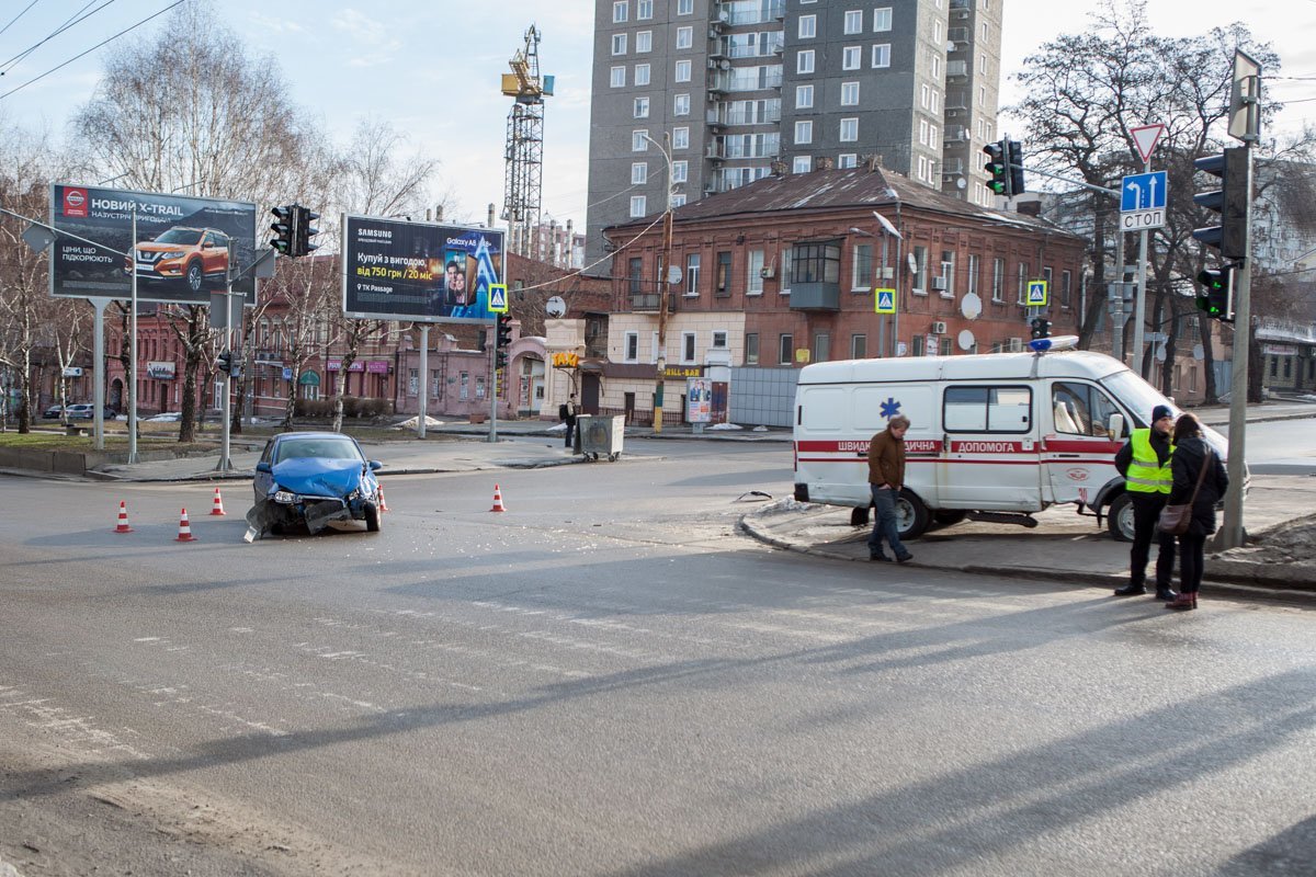 1 апреля, около 8:10  на перекрестке проспекта Поля и улицы Ульянова столкнулись Lada Kalina и машина скорой медицинской помощи