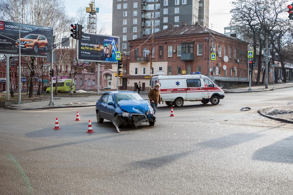 В результате аварии пострадала фельдшер скорой помощи