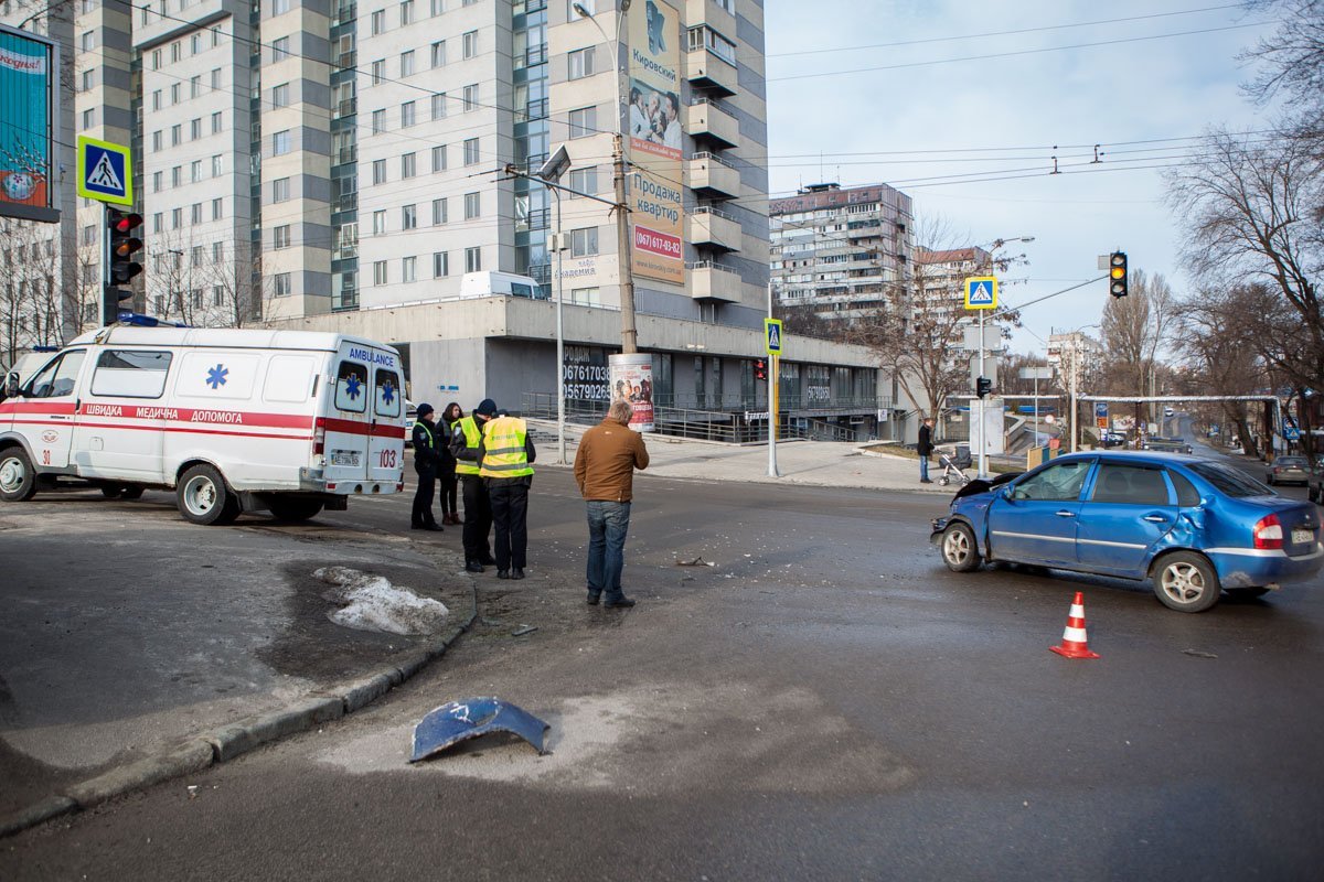 По словам водителя скорой помощи, он двигался вверх по проспекту Поля