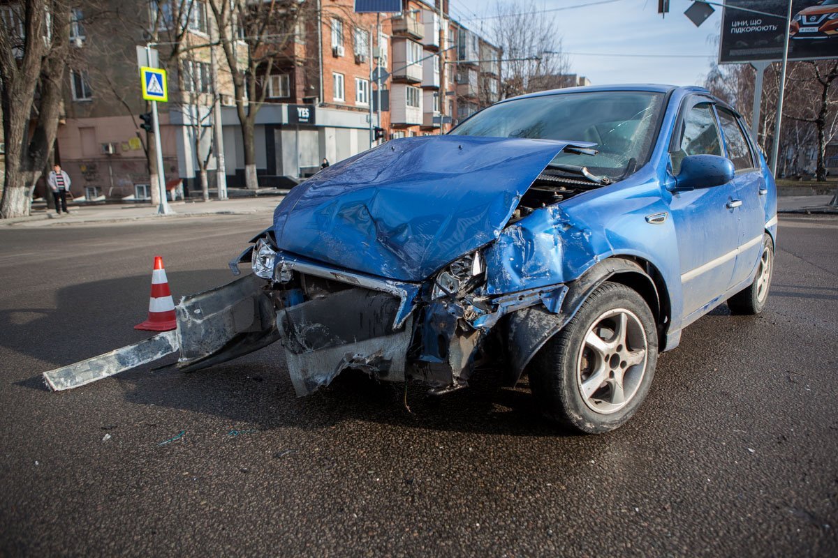 Водитель Lada Kalina двигался по улице Ульянова в сторону улицы Херсонской на зеленый свет