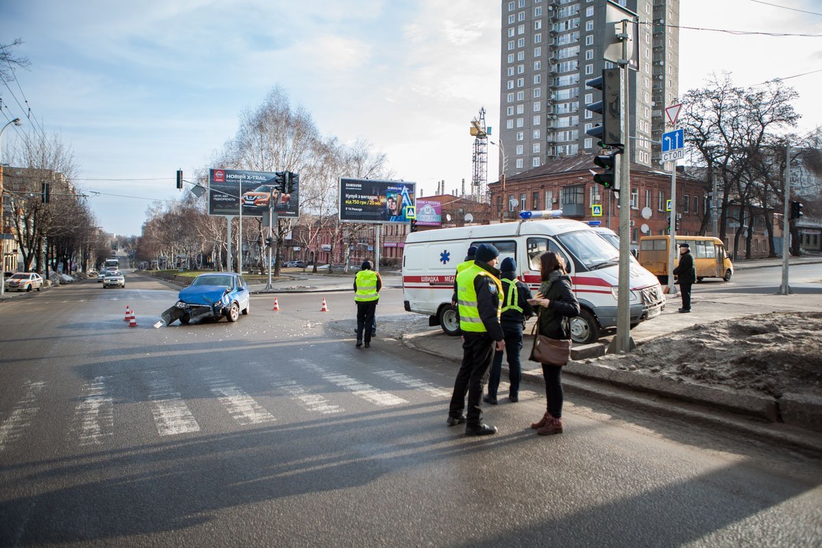 Водитель Lada Kalina не уступил движение скорой помощи