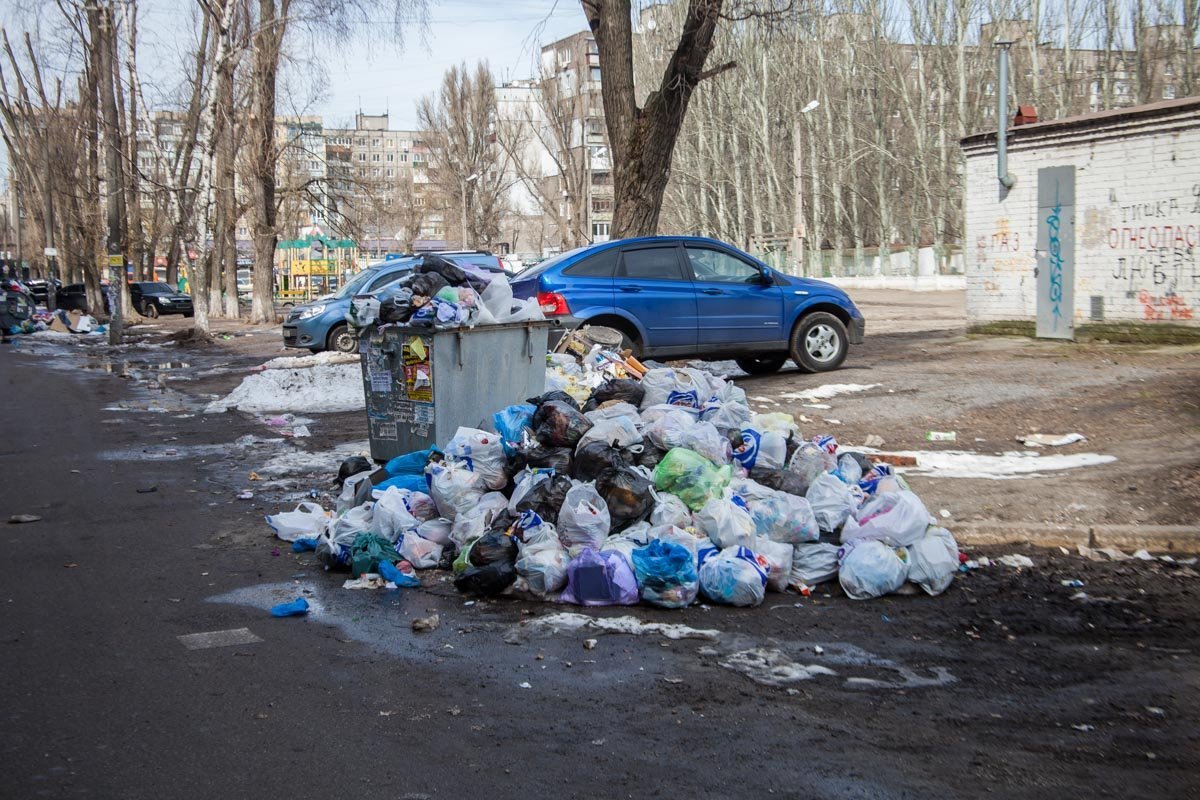 В двух шагах от горевшей кучи расположилась другая куча мусора В двух шагах от горевшей кучи расположилась другая куча мусора