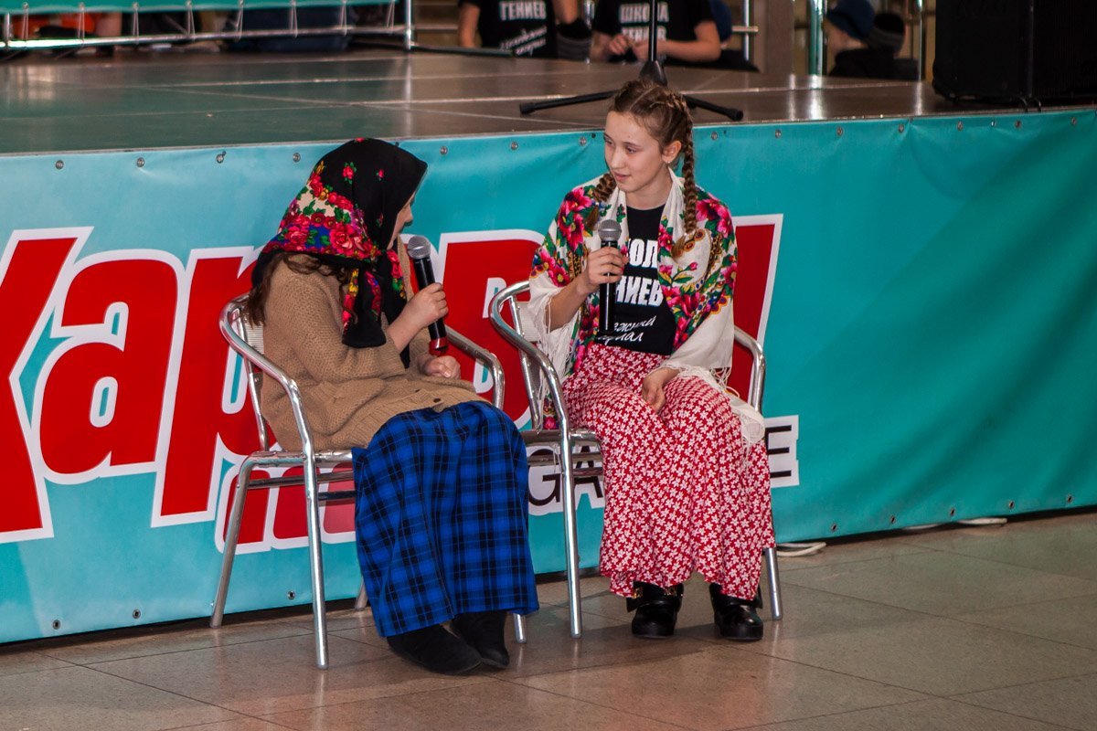 На сцене в торговом центре выступали детские юмористические коллективы На сцене в торговом центре выступали детские юмористические коллективы