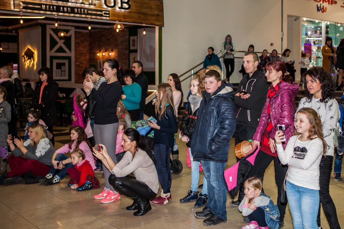 Дети звонко декламировали шутки и анекдоты Дети звонко декламировали шутки и анекдоты