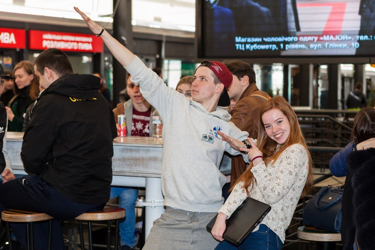 На втором этаже торгового центра собрались все почитатели стэнд-апа На втором этаже торгового центра собрались все почитатели стэнд-апа