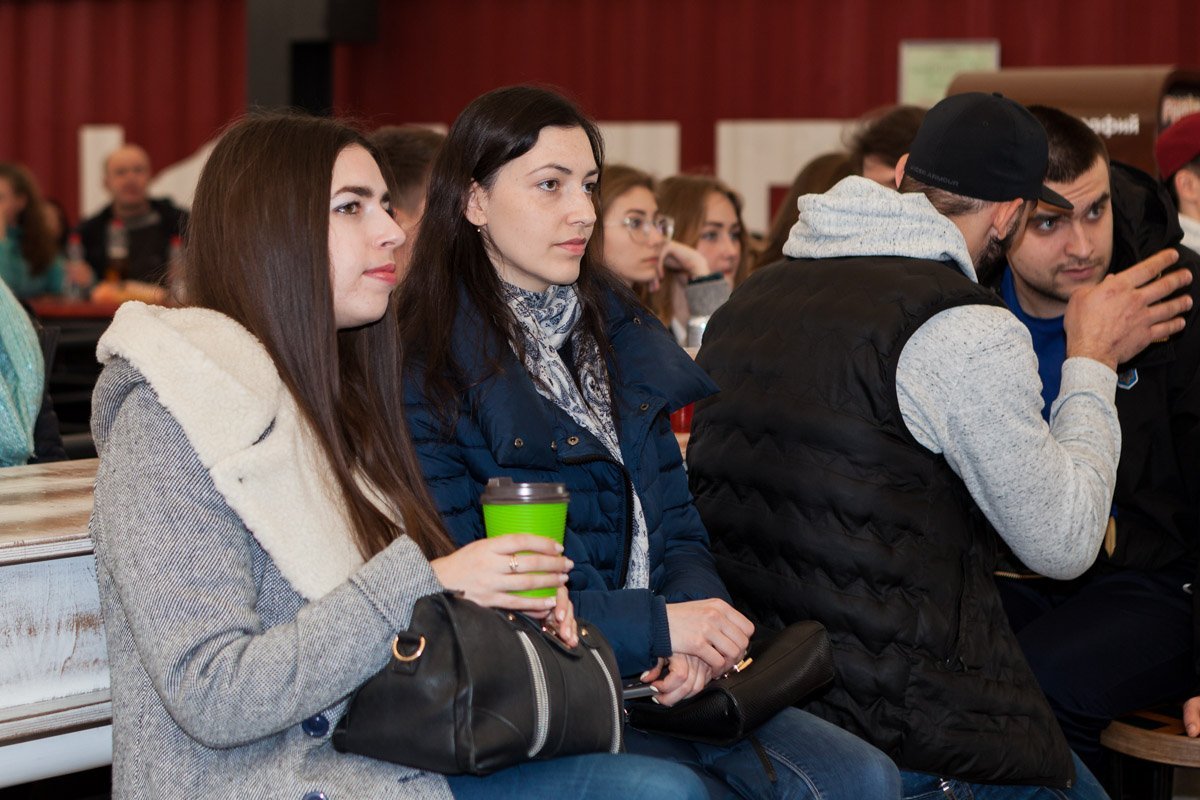 1 апреля с 16:00 в ТРЦ "Кубометр" проходила юмористическая битва 1 апреля с 16:00 в ТРЦ "Кубометр" проходила юмористическая битва