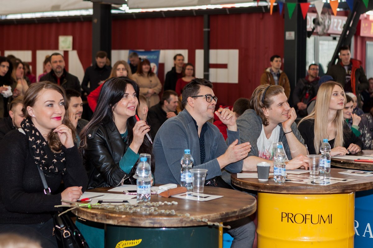 Участников оценивало звездно-юмористическое жюри Участников оценивало звездно-юмористическое жюри