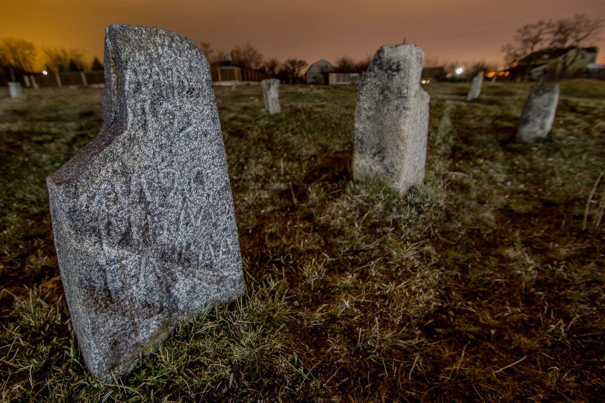 На могилах еще видны надписи На могилах еще видны надписи