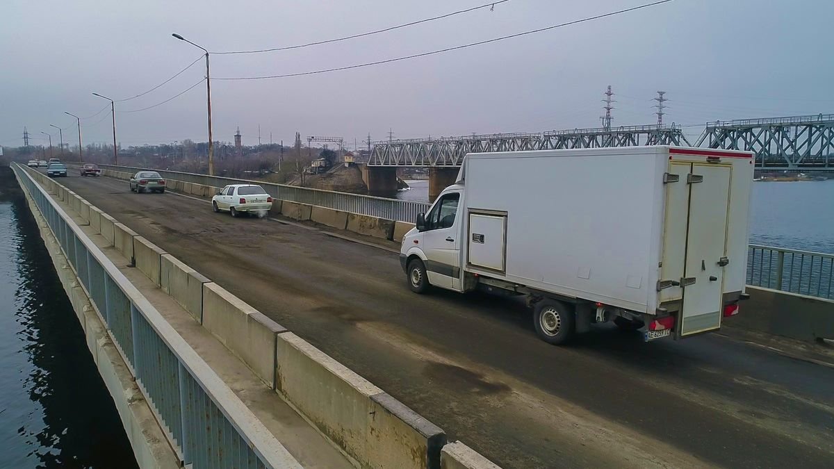 Внимание автомобилистам: на Самарском мосту пробки из-за глубокой ямы
