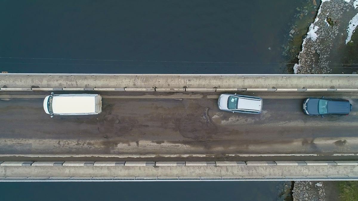 Яма образовалась на въезде на мост со стороны Игрени