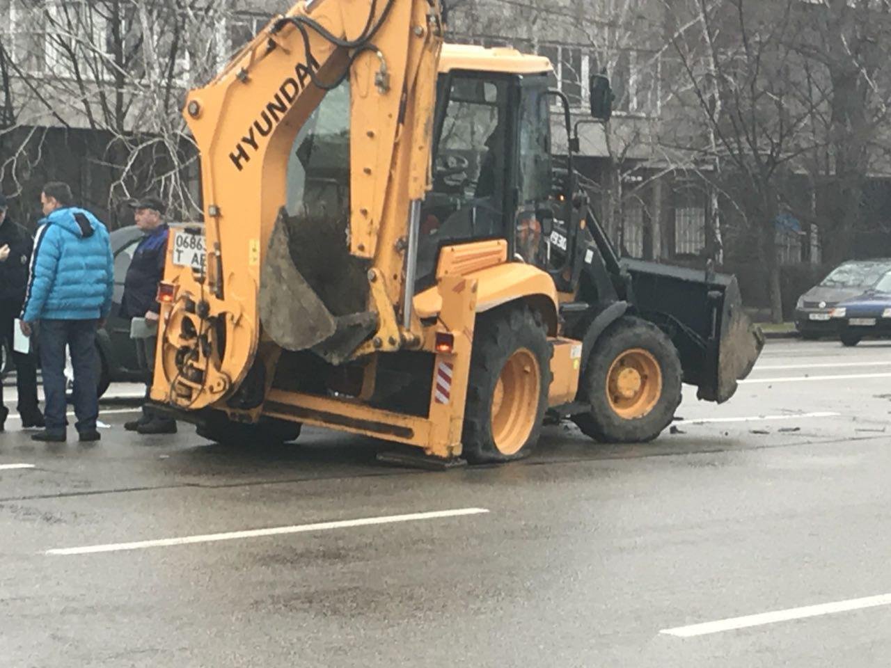 У экскаватора лопнуло колесо У экскаватора лопнуло колесо