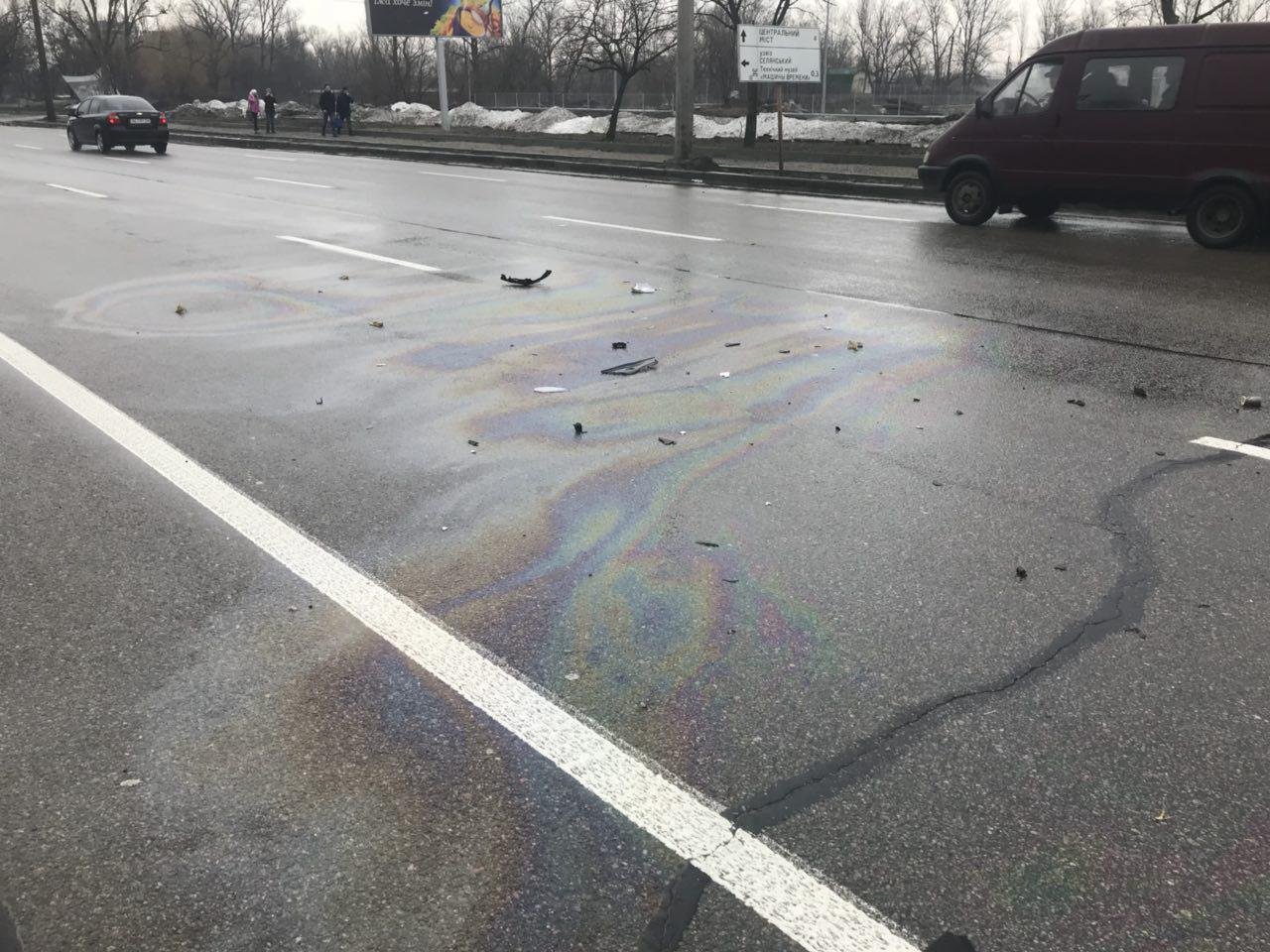Жидкости автомобиля разлились по дороге Жидкости автомобиля разлились по дороге