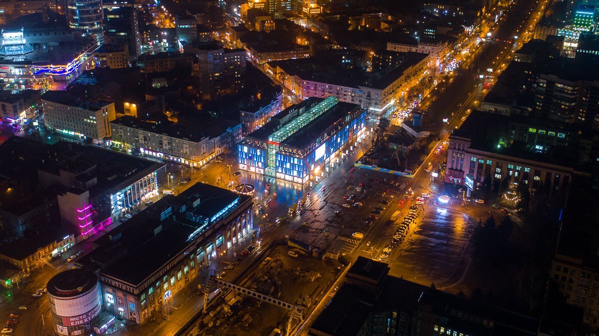 в центре Днепра синим зажегся ТЦ Passage в центре Днепра синим зажегся ТЦ Passage