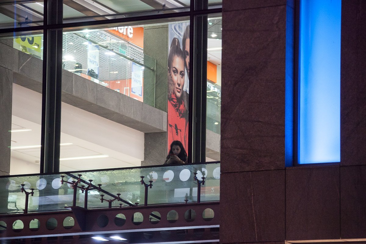 Подсвечивать здания синим - одна из традиций этого дня Подсвечивать здания синим - одна из традиций этого дня