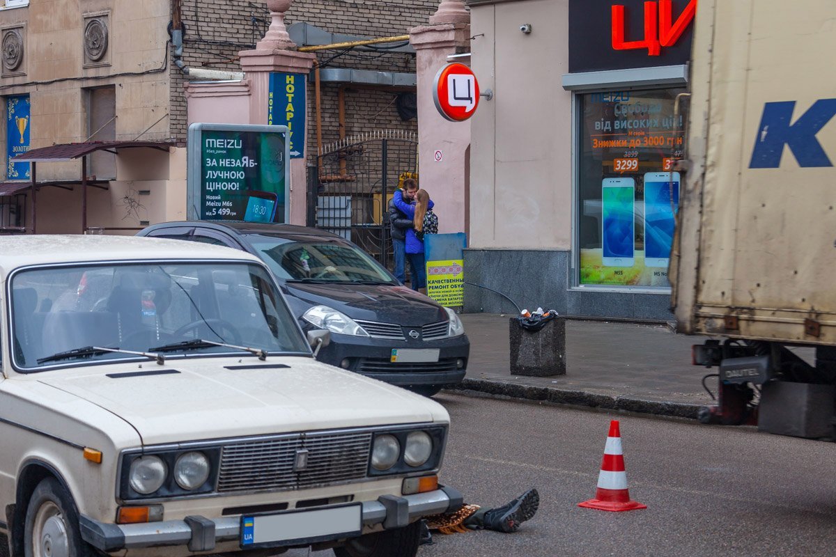 Мужчине пытались оказать первую помощь Мужчине пытались оказать первую помощь