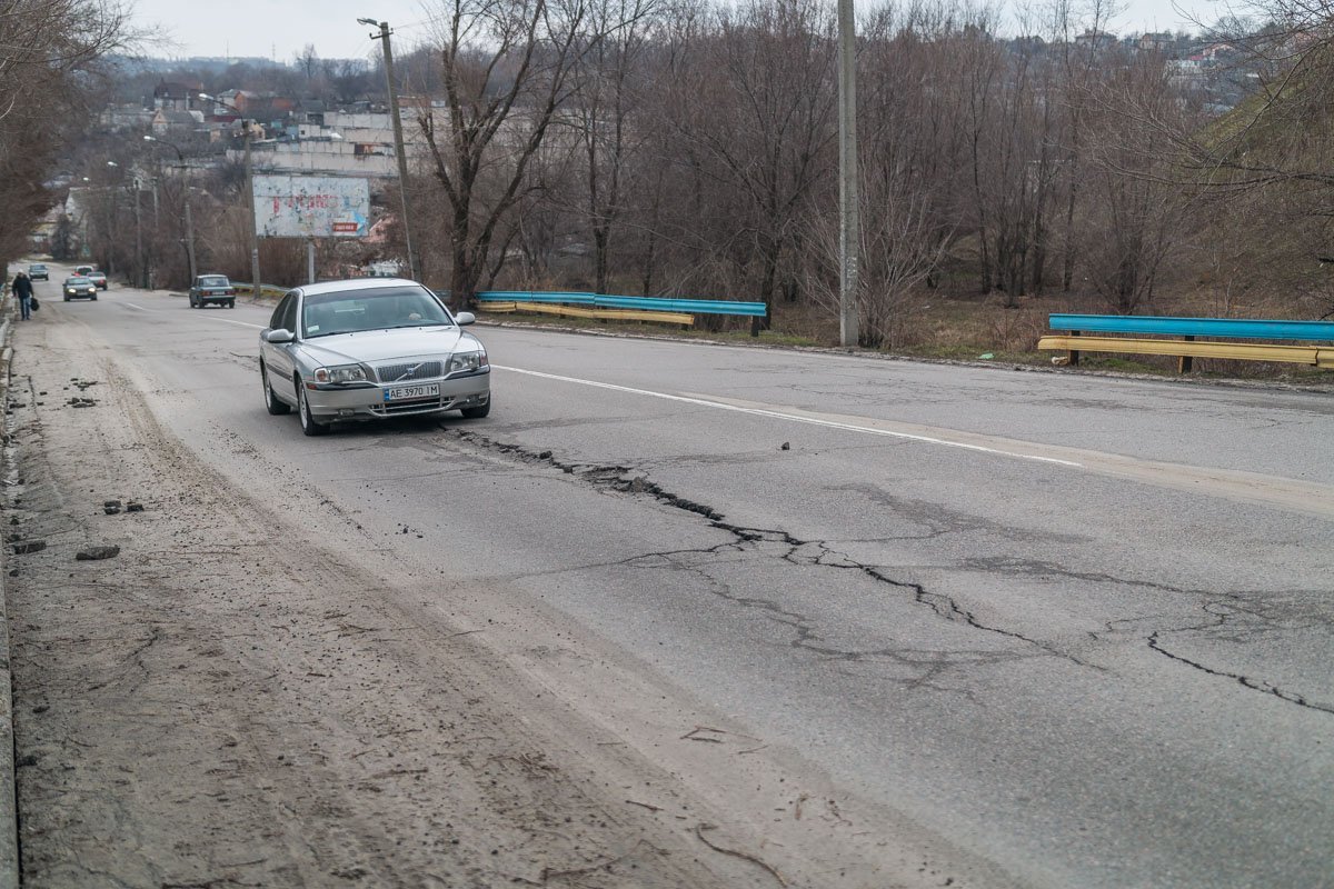 Снег сошел, а вместе с ним потихоньку уходит асфальт